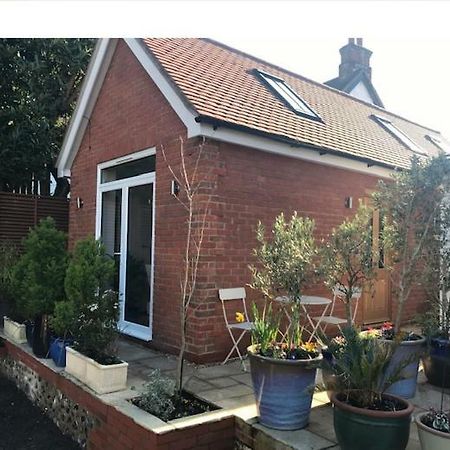 The Coach House 75 Epsom Road Apartment Guildford Exterior photo